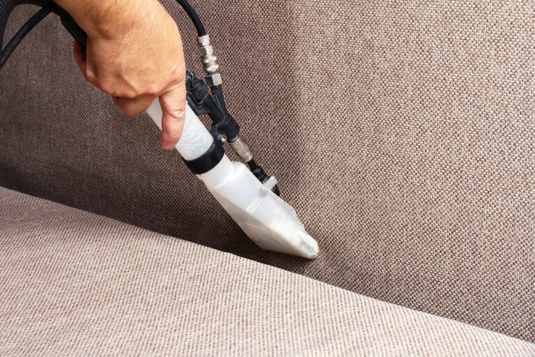 Professionelle Polsterreinigung mit moderner Absaugtechnik und schonenden Reinigungsmitteln