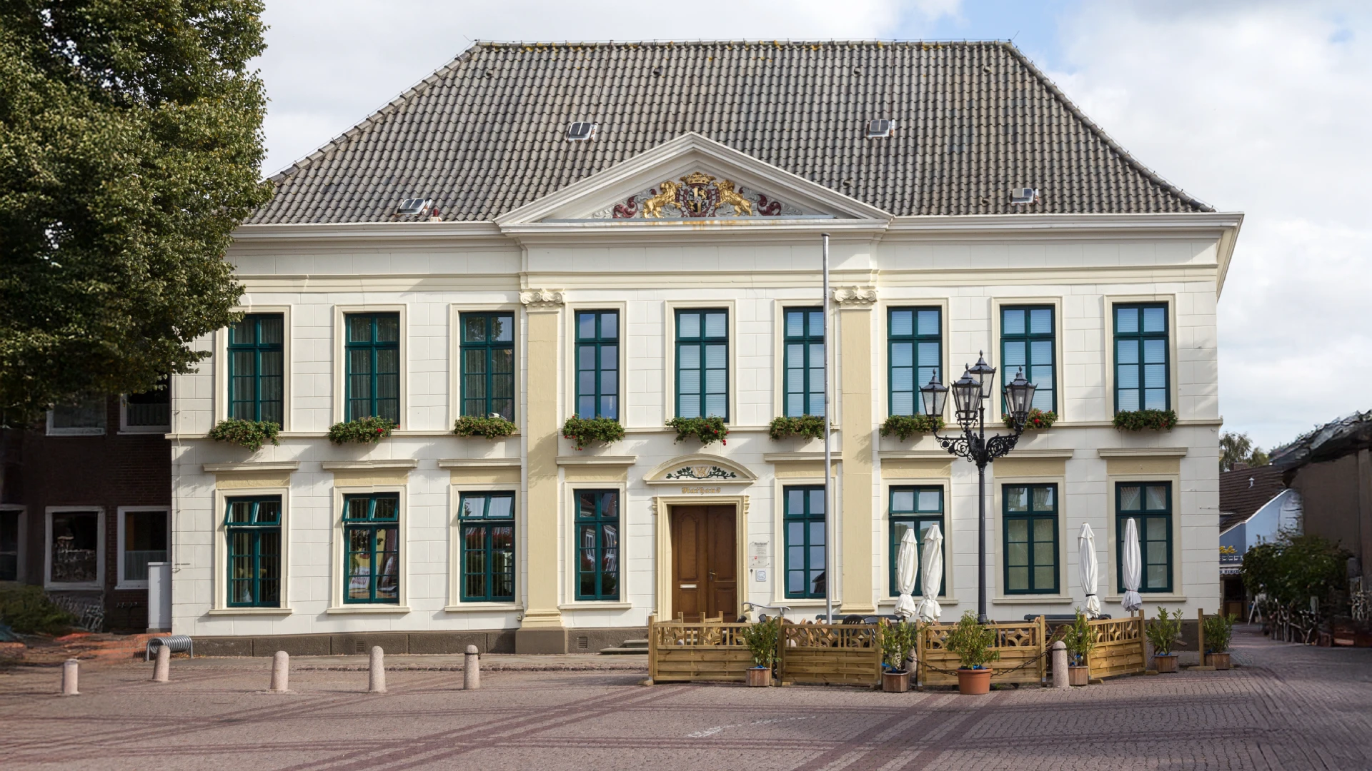 Frontalansicht vom Rathaus in Esens